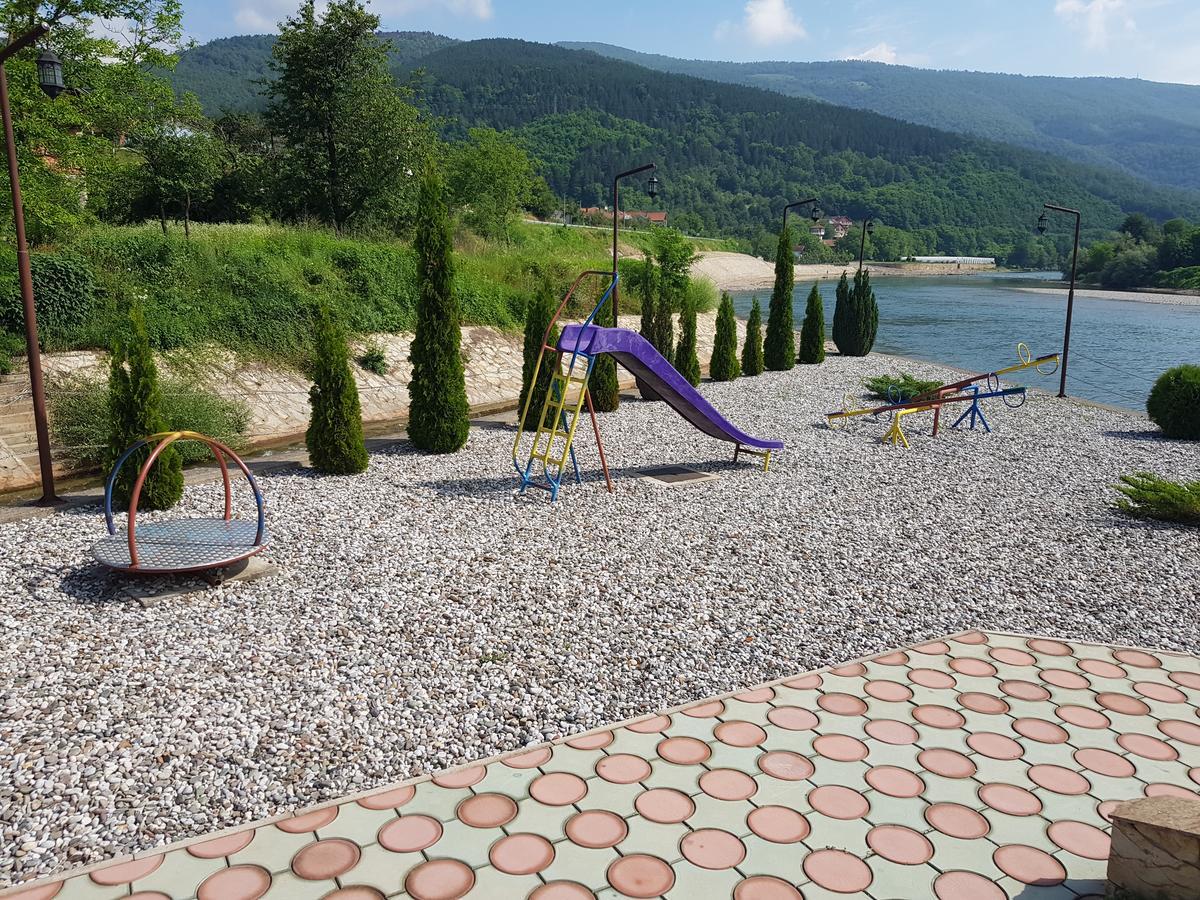 Pansion Basa Hotel Ustikolina Luaran gambar