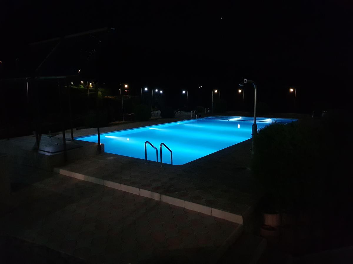 Pansion Basa Hotel Ustikolina Luaran gambar