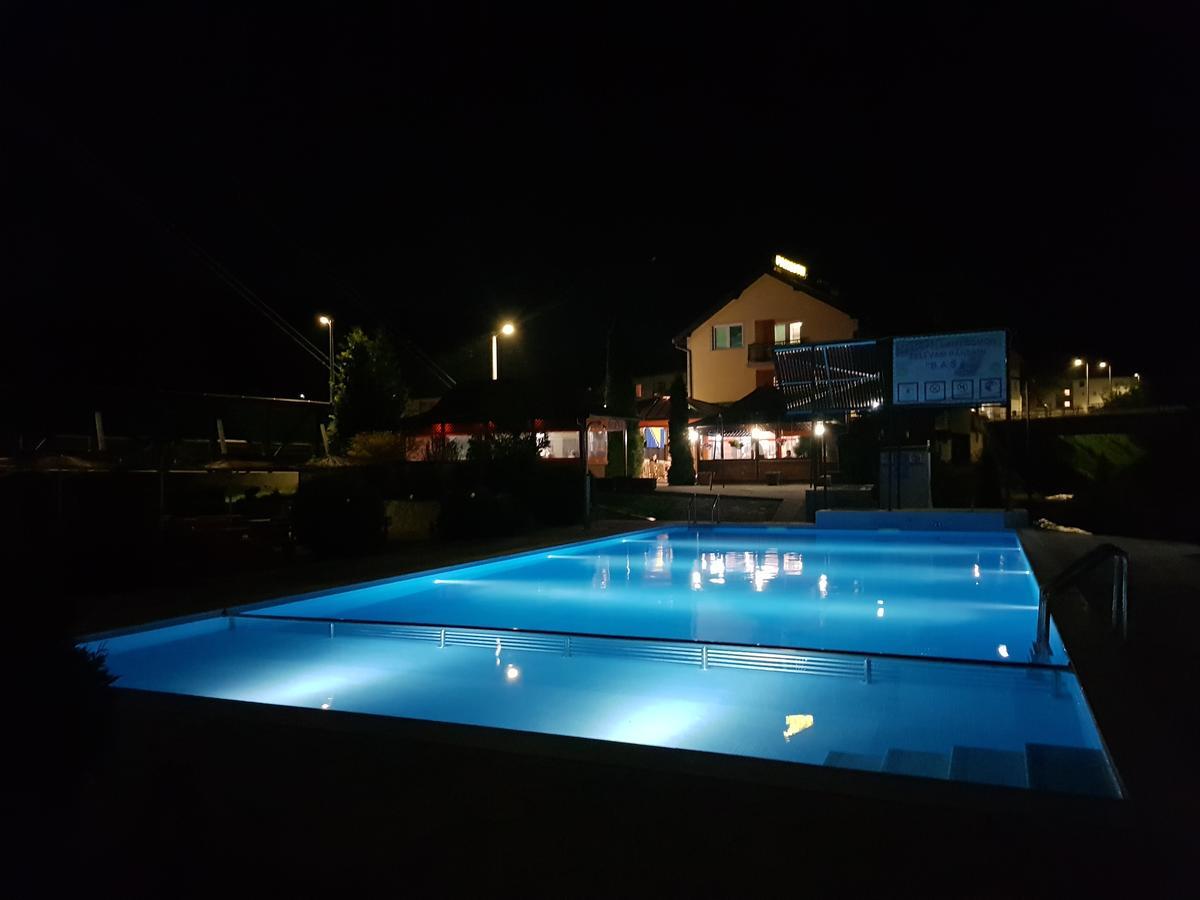 Pansion Basa Hotel Ustikolina Luaran gambar
